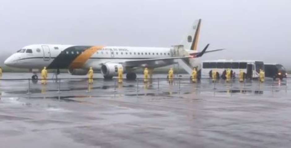 Resgatados em Wuhan chegam à base aérea de Anápolis
