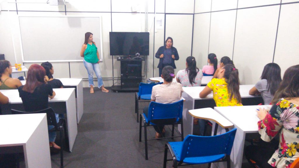 Michelly Pereira, coordenadora de RH da CRV, falou aos jovens (Foto: Divulgação)