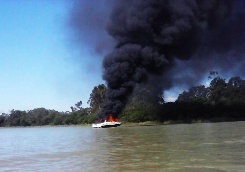 Lancha foi tomada pelas chamas subitamente e deixou 12 feridos. Um jovem pulou no rio sem colete e está desaparecido (Foto: Reprodução)  