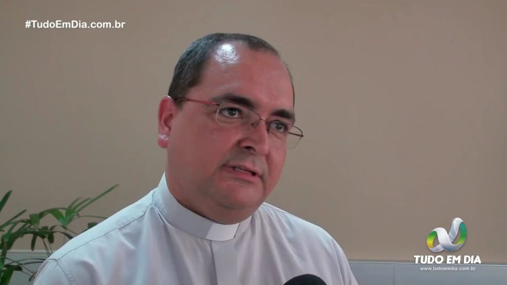 Padre Edivan Queiroz durante entrevista ao Tudo Em Dia (Foto: Tudo Em Dia)