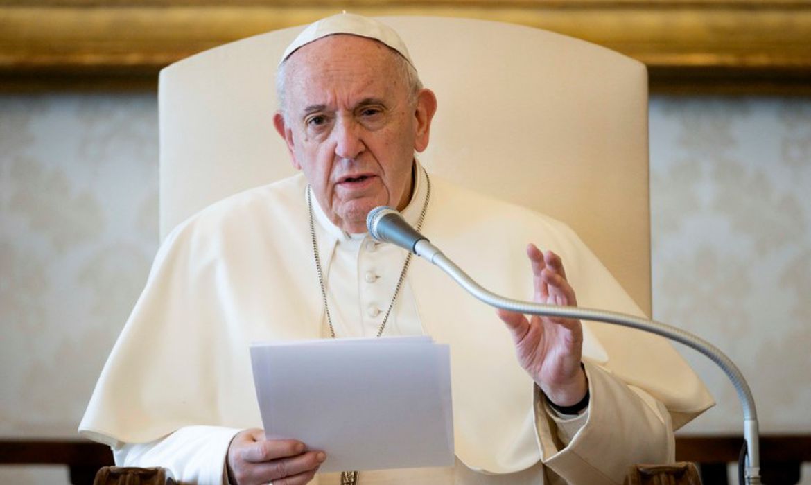 Papa pede respeito a medidas para saída de confinamento