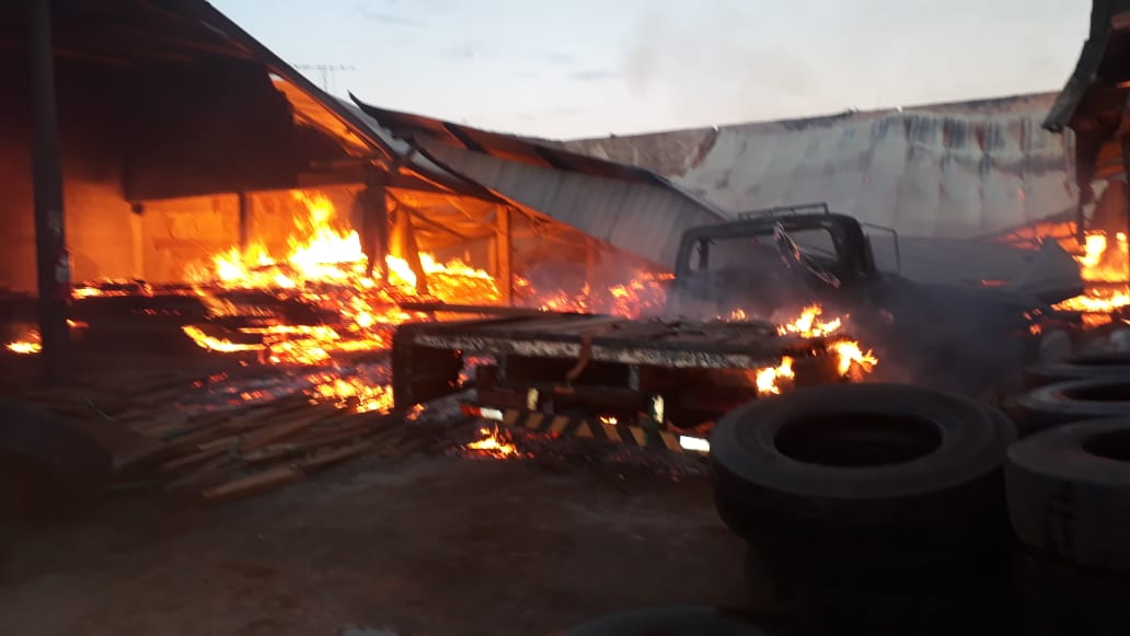 Madeireira fica destruída em incêndio em Ituiutaba