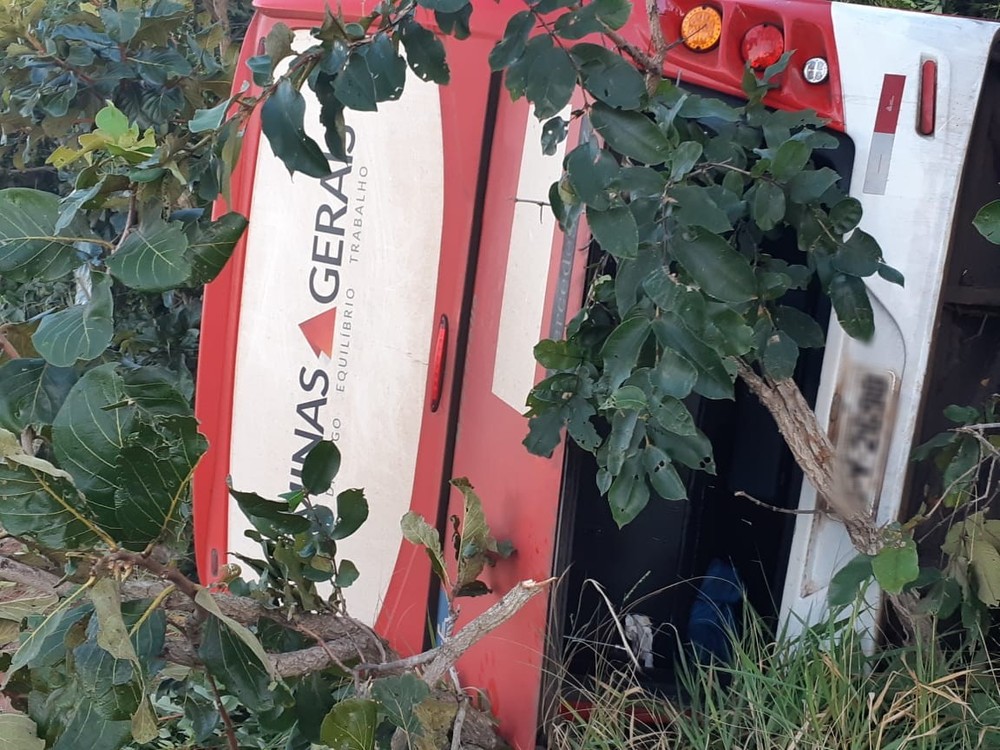 Situação de micro-ônibus após acidente na BR-153, próximo à Prata — Foto: PRF/ Divulgação