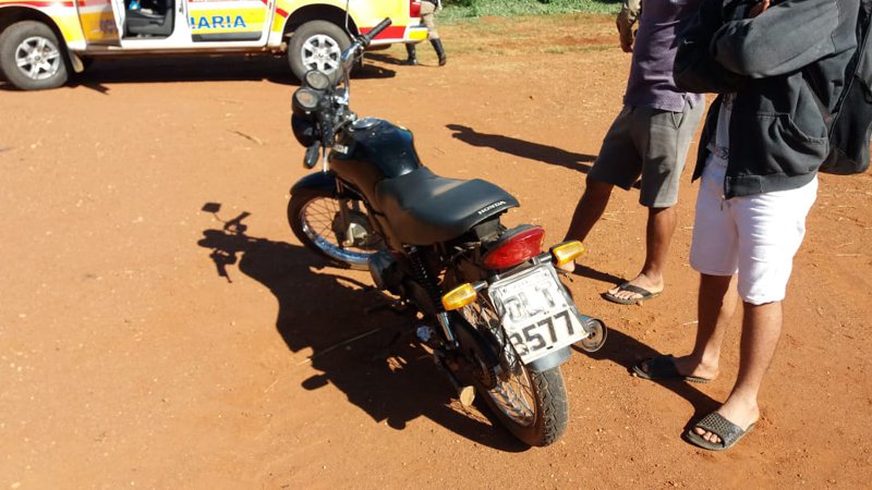 Condutor e passageiro estavam sem capacete e chamaram a atenção da guarnição policial | Foto: Tático Rodoviário de Patrocínio