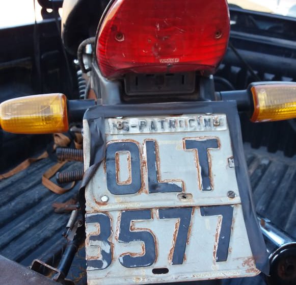 Moto com placa de caminhonete adulterada é apreendida em Patrocínio