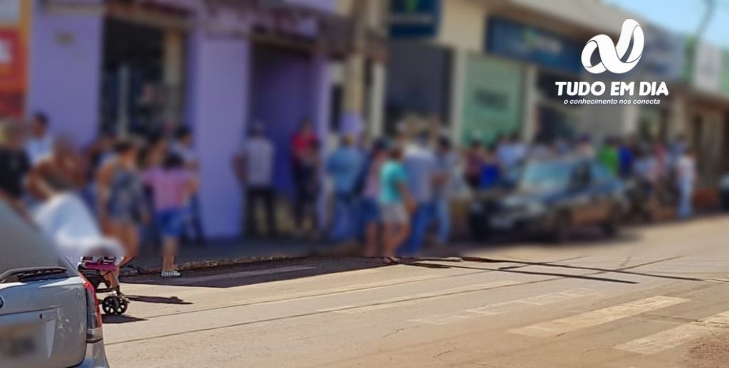 Imagem mostra uma grande aglomeração de pessoas flagrada pelo Tudo Em Dia em frente a uma agência bancária no Centro da cidade | Foto: Tudo Em Dia