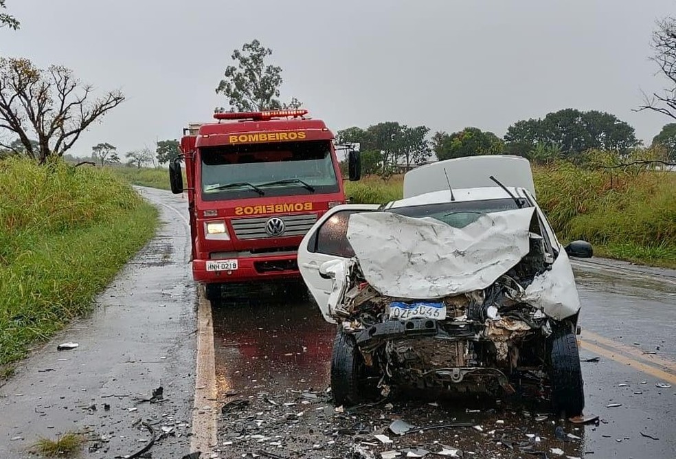 Acidente BR-452 em Perdizes — Foto: Corpo de Bombeiros/Divulgação