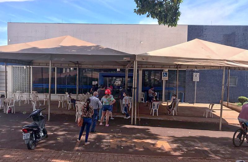 Auxilio emergencial: Prefeitura de Capinópolis instala tendas em frente a agência