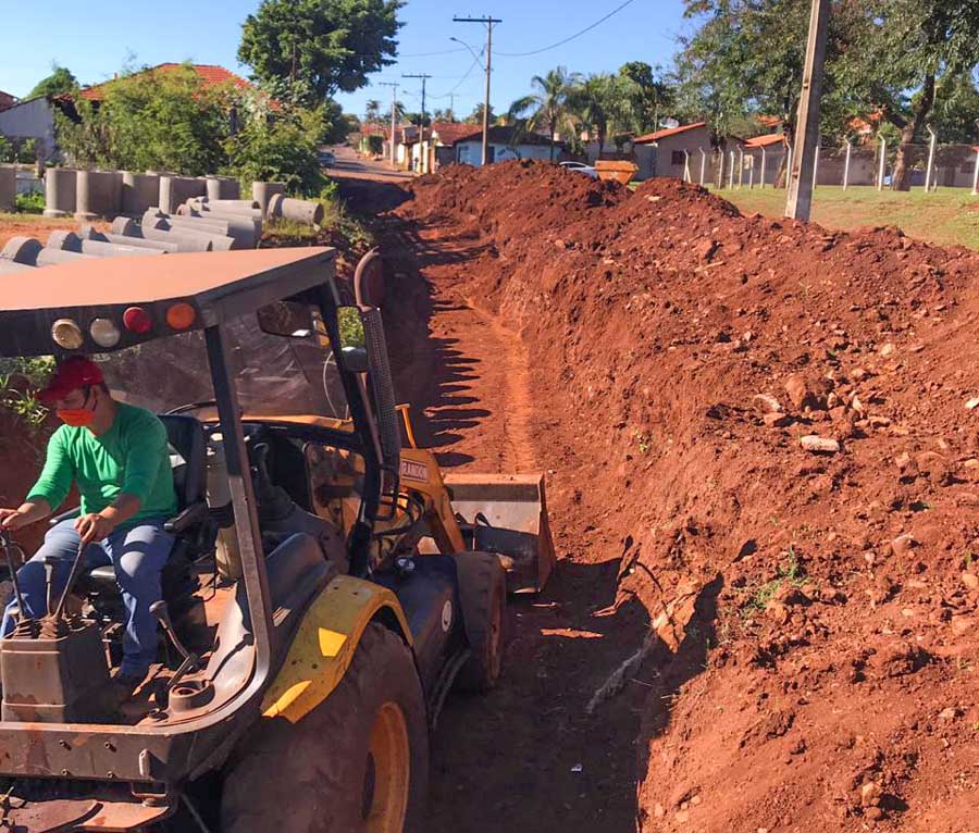 Operador da prefeitura trabalha na perfuração das valas que receberão as manilhas de contenção de água | Foto: Divulgação