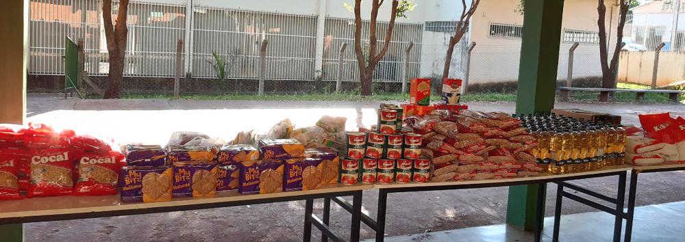 Famílias de estudantes de baixa renda recebem alimentos da merenda escolar em Capinópolis