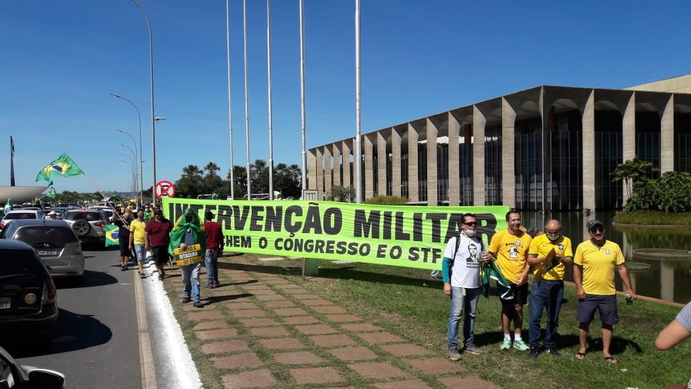 Manifestantes durante ato deste domingo (31) com mensagens contra o Congresso e o Supremo — Foto: Isabella Calzolari / 