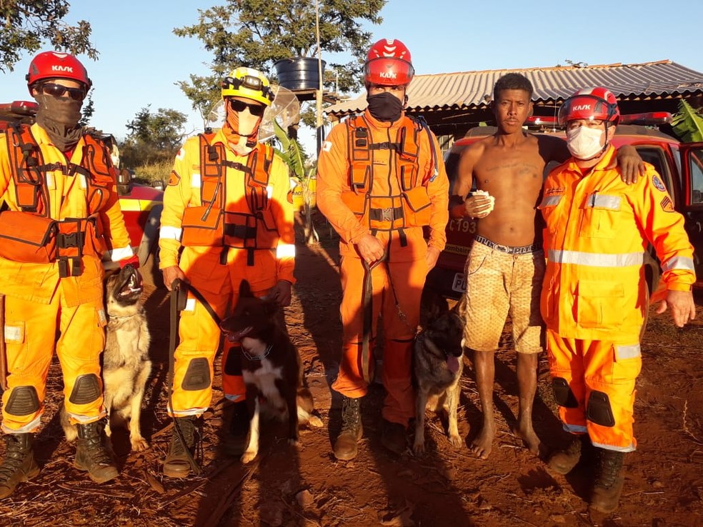 Trabalhador rural foi encontrado depois de sumir na mata em Prata; bombeiros, familiares e amigos participaram das buscas — Foto: Corpo de Bombeiros/ Divulgação