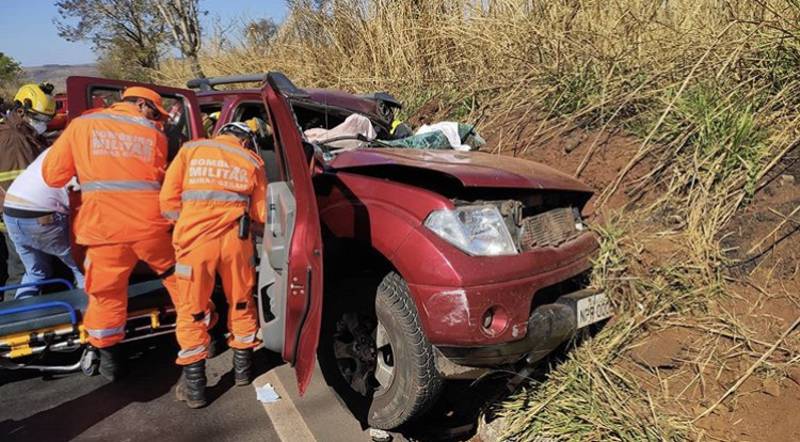 Acidente grave deixou o motorista da caminhonete ferido | Foto: Bomberios/Divulgação