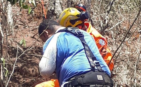 Bombeiros resgatam aventureiro que sofreu acidente no morro ‘Baú Velho’