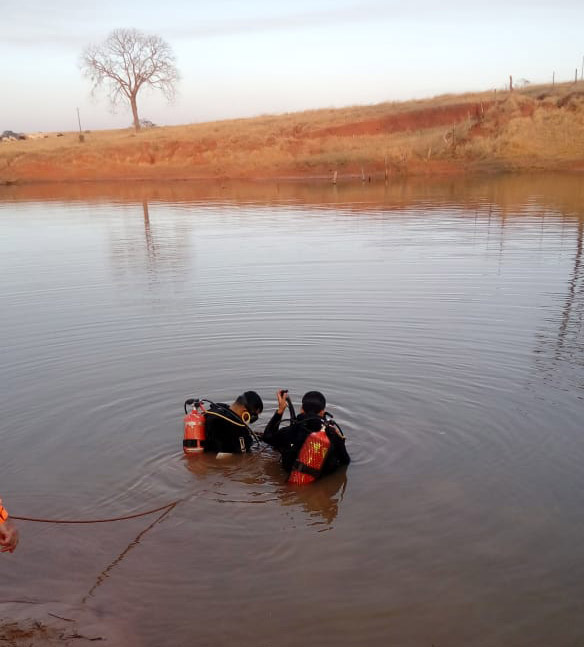 Dois mergulhaores encontraram o corpo após estudar a situação as condições da represa | Foto: Bombeiros/Divulgação