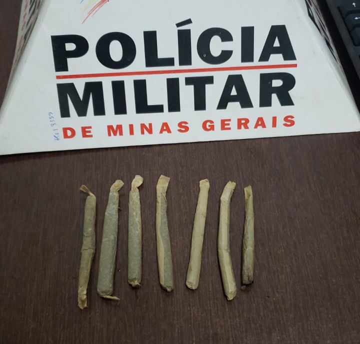 Maconha estava dentro de uma carteira de cigarros, escondida na blusa da garota | Foto: PMMG