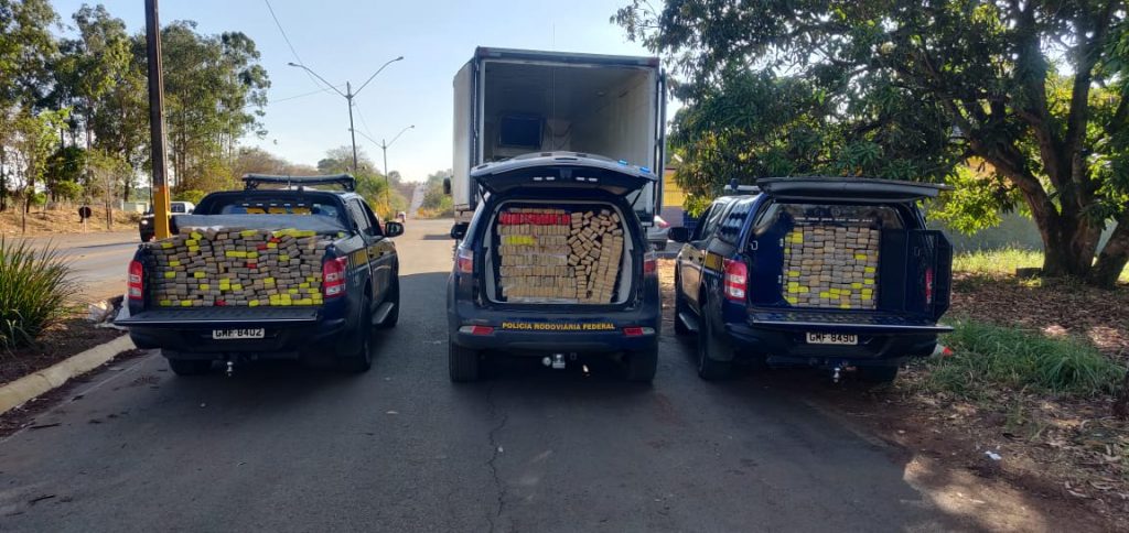 Os tabletes de maconha estavam escondidos em um fundo falso de um caminhão | Foto: PRF/Divulgação