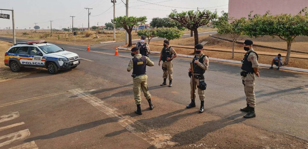 Policiais militares na entrada da cidade | Foto: Divulgação