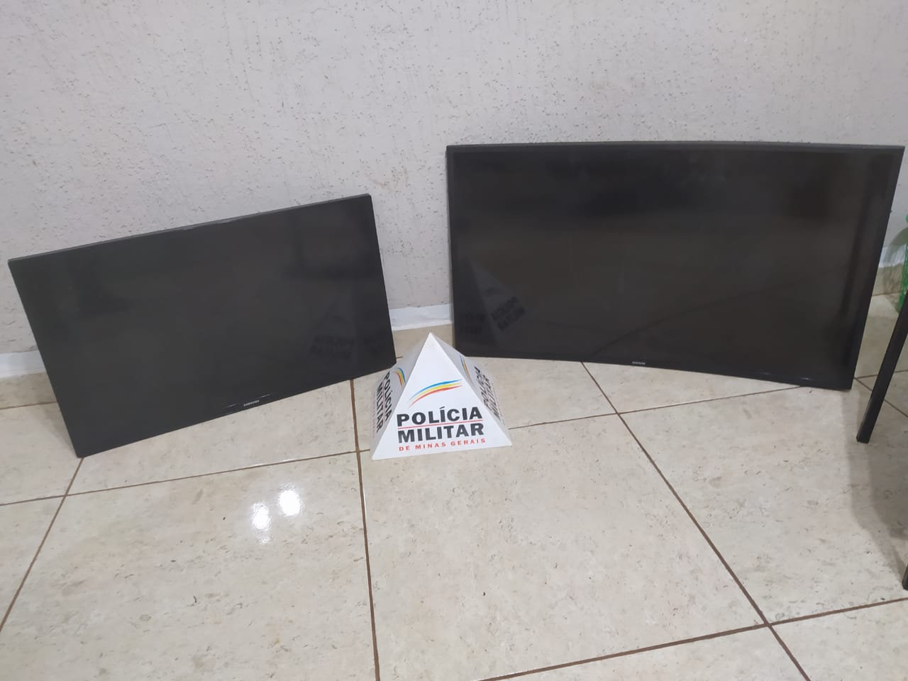  PM de Capinópolis recupera televisores furtados em fazenda e prende suspeito de furto