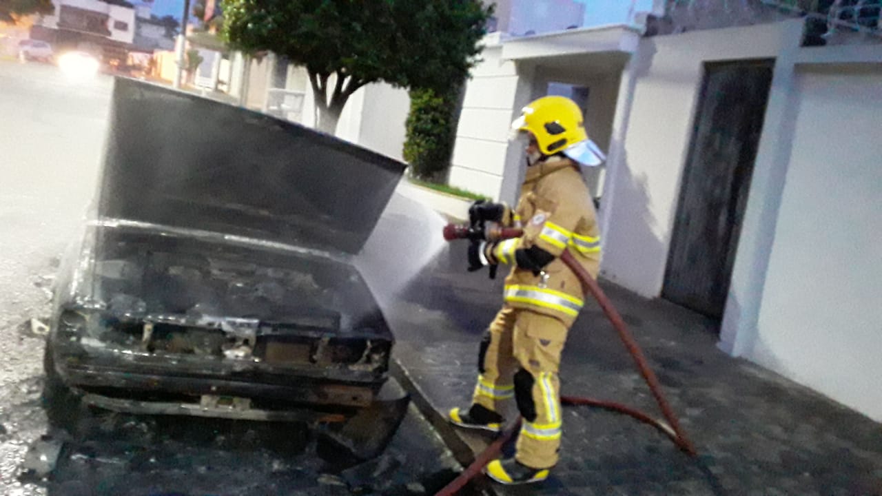 Veículo é destruído em incêndio em Araguari