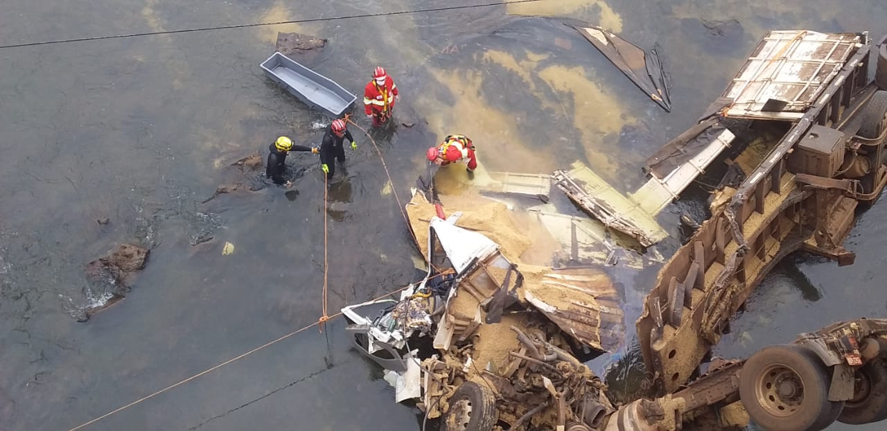  Motorista morre após cair de ponte próximo à Prata