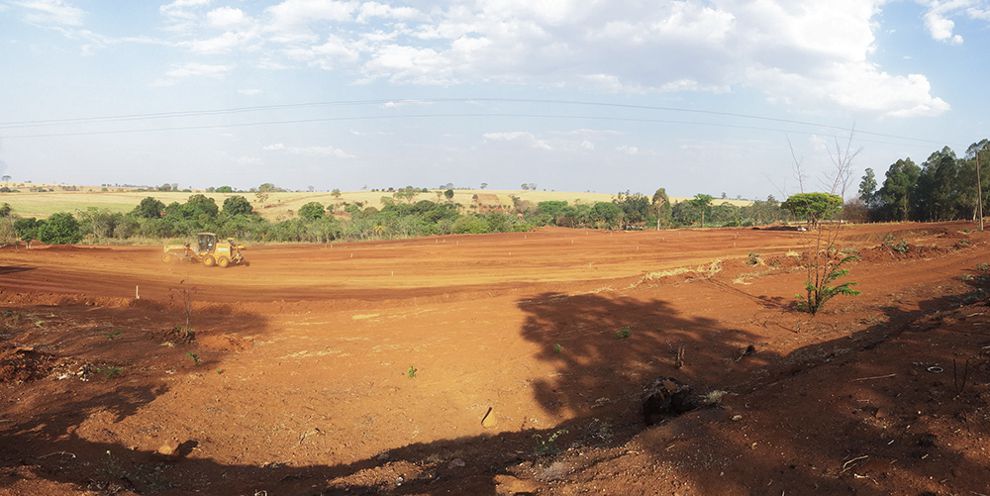 Máquinas trabalham no terreno onde será construída a fábrica de ração e o armazém de grãos em Capinópolis