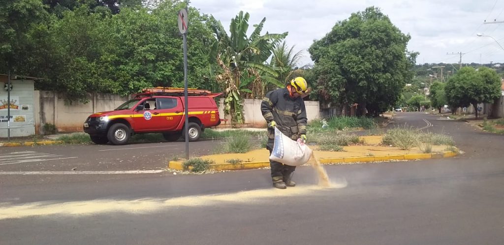 Bombeiro aplica serragem para evitar a derrapagem no local | Foto: Bombeiros/Divulgação