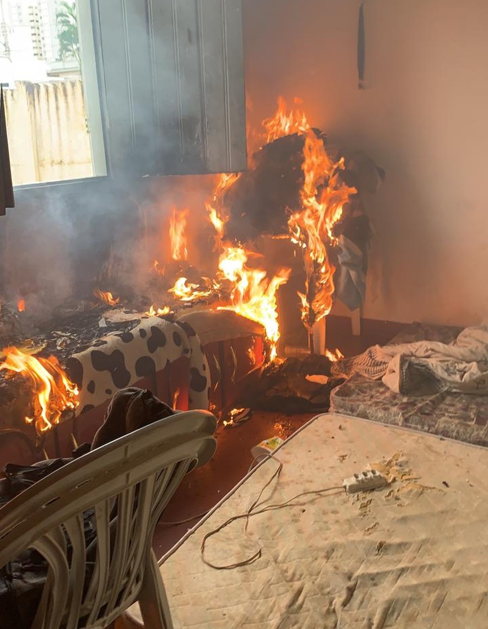  Policial flagra criminoso ateando fogo em casa e resgata homem dormindo em Ituiutaba