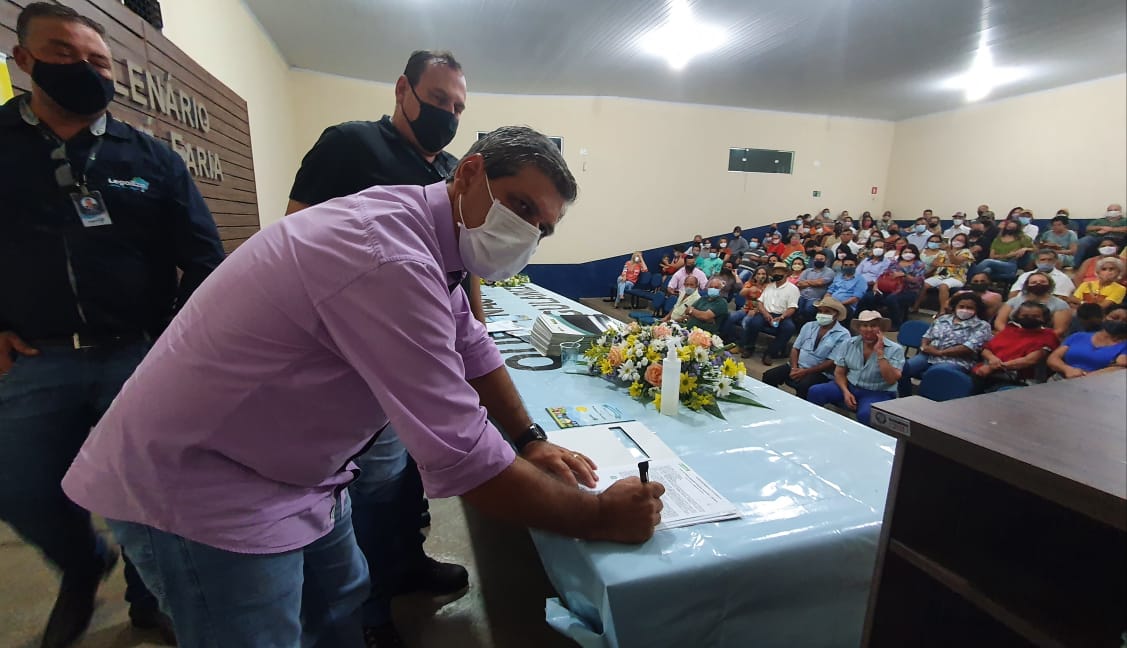 Prefeitura e ‘Legaliza Brasil’ entregam Escritura de imóveis a famílias em Gurinhatã