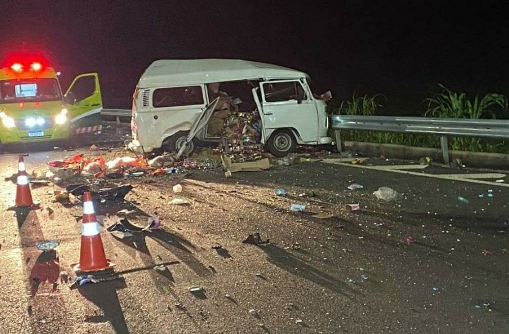Motorista foge da PM em caminhonete com drogas e mata condutor de Kombi em acidente em Ituiutaba
