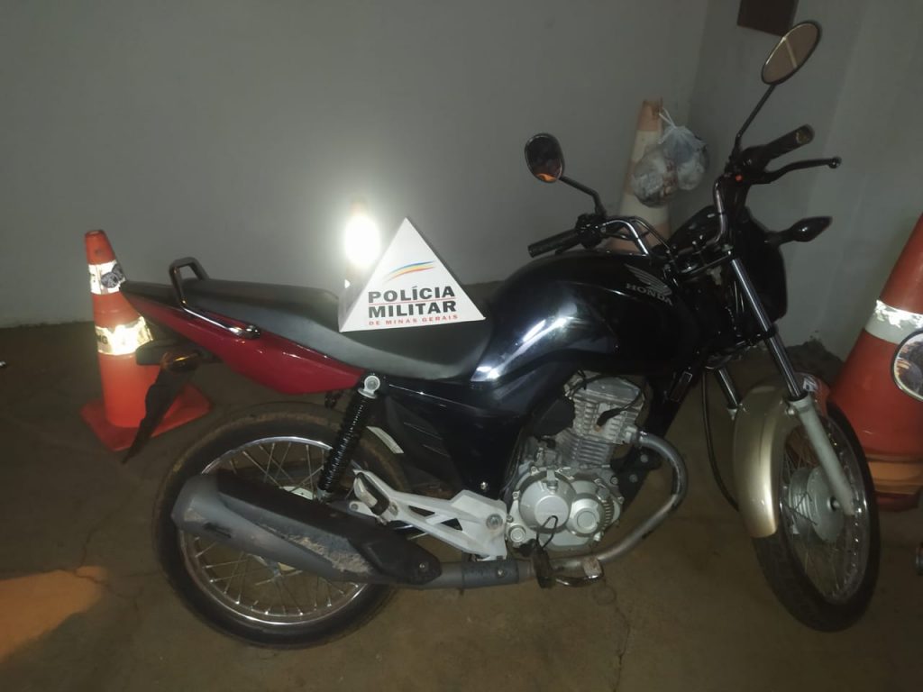 Moto foi apreendida com numeração do chassi raspada e sem placa | Foto: PMMG