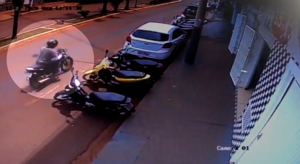 Ladrão empurra a moto pela Avenida 101 até a Rua 106, quando efetuou uma ligação direta / Foto: Reprodução de circuito de segurança