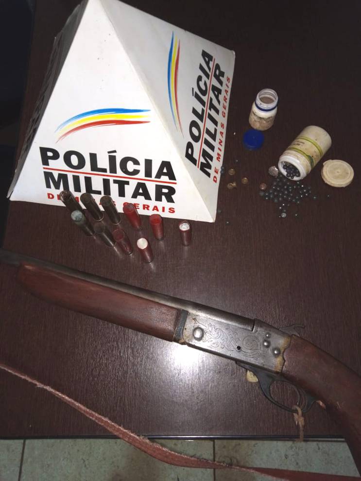 Uma espingarda calibre .32, de propriedade do autor, foi apreendida pela polícia| Foto: PMMG/Divulgação