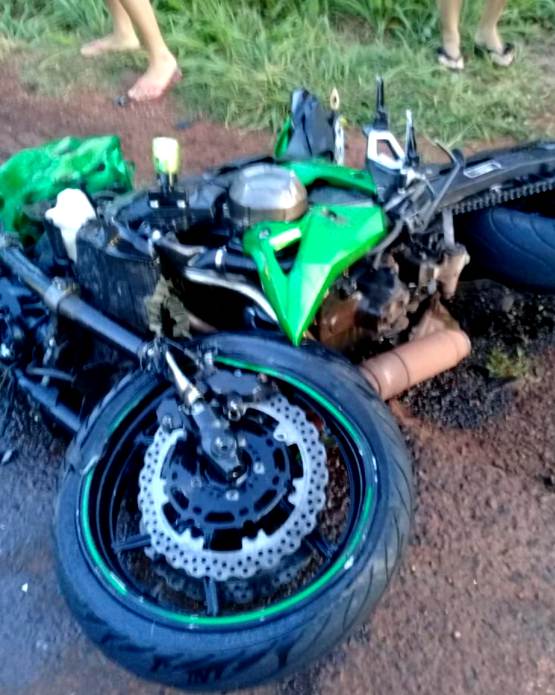 A motocicleta ficou destruída durante o acidente | Foto: Reprodução