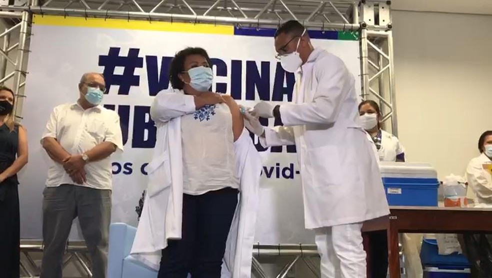Técnica em enfermagem recebe primeira dose da vacina contra Covid-19 em Uberaba