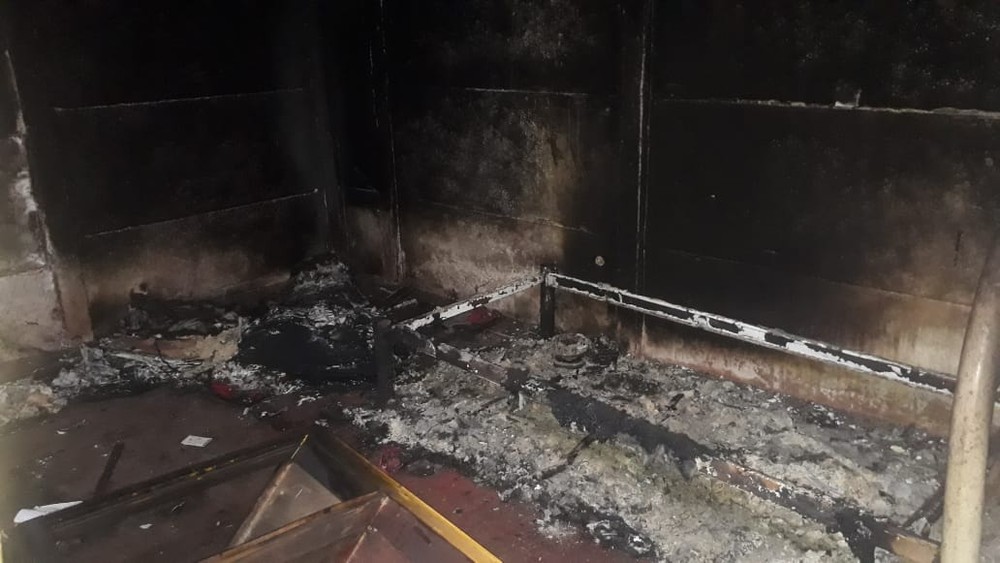 Os poucos móveis que haviam na casa ficaram destruídos pelo fogo | Foto: Corpo de Bombeiros/Divulgação