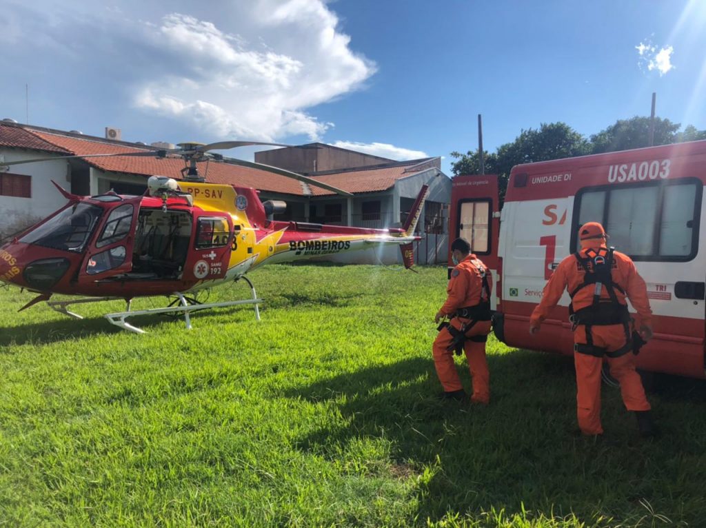 Homem de 30 anos foi socorrido e transferido para Uberlândia, na aeronave'Arcanjo' | Foto: Bombeiros/Divulgação