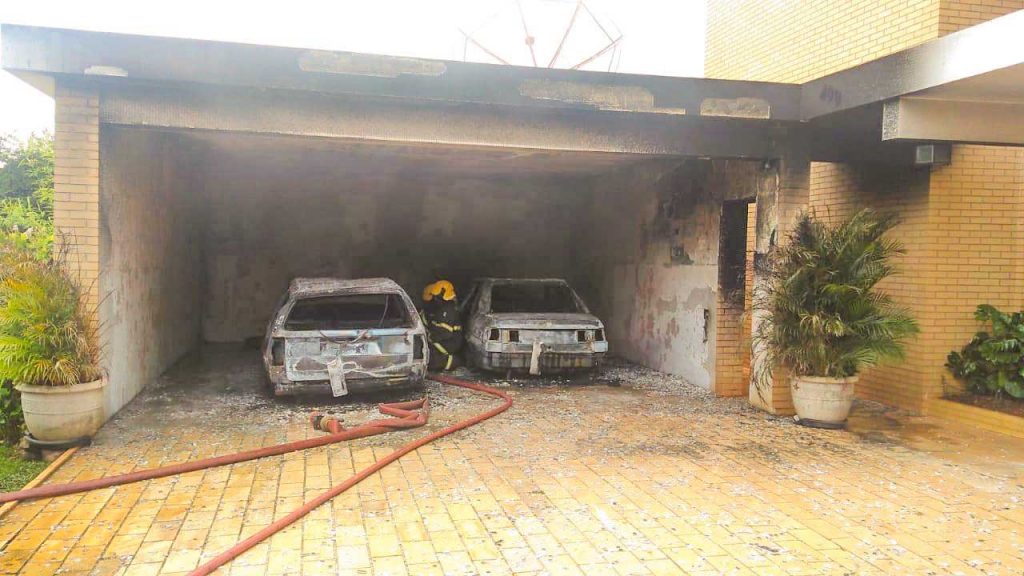 Veículos ficaram destruídos durante o incêndio. As causas ainda estão sendo apuradas | Foto: Bombeiros/Divulgação
