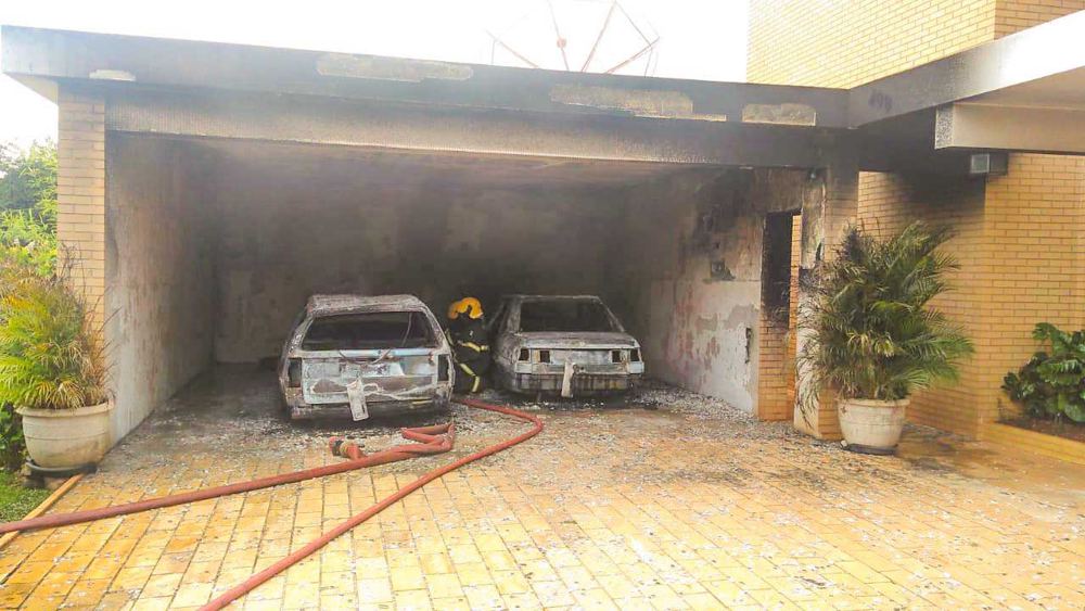  Veículos ficam destruídos em incêndio em Araguari; Assista