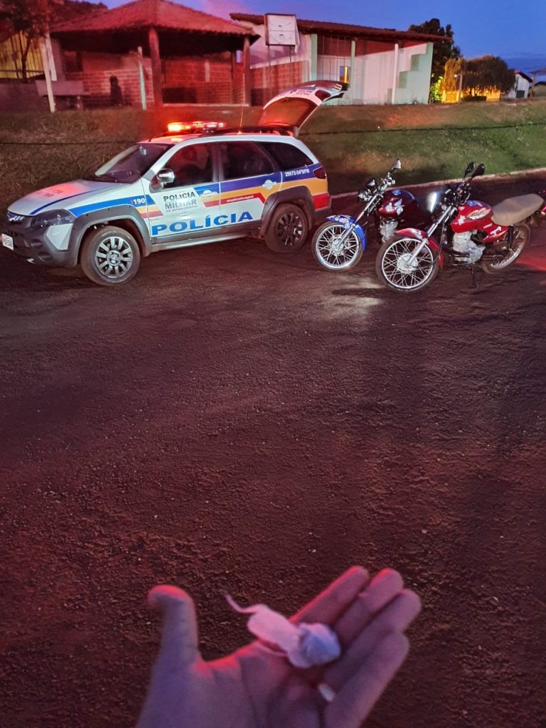 Militar mostra a porção de maconha encontrada. Duas motocicletas foram apreendidas | Foto: PMMG