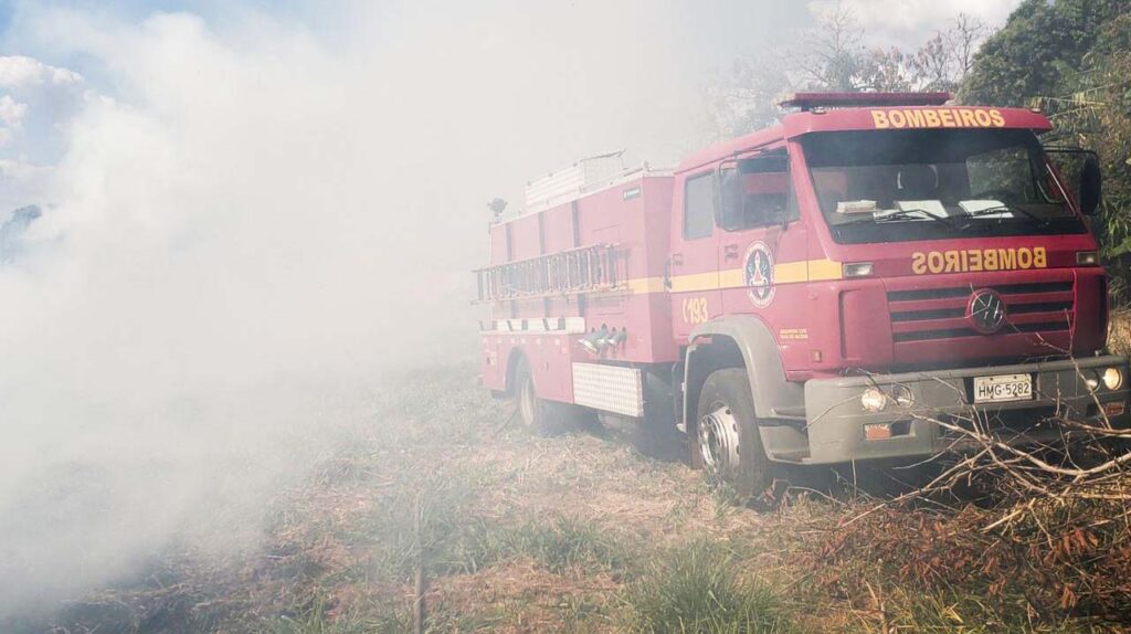 Bombeiros contiveram as chamas no centro de Ituiutaba | Foto: Bombeiros