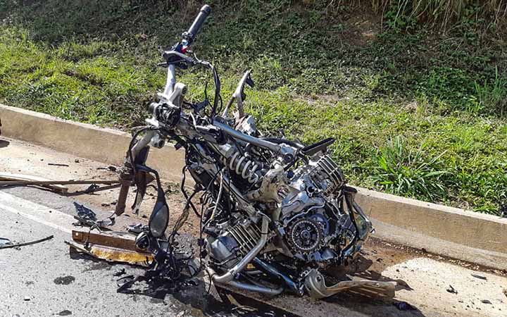 Motocicleta ficou totalmente destruída | Foto: PRF/Divulgação
