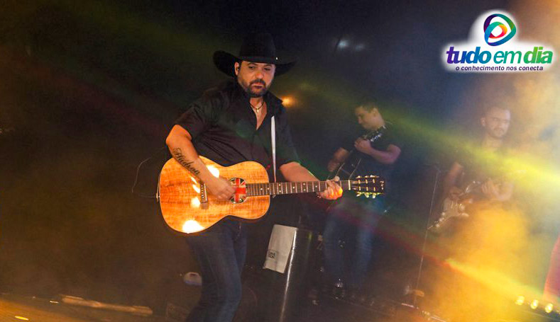 Édson durante show na cidade de Capinópolis | Foto: Paulo Braga / Tudo Em Dia