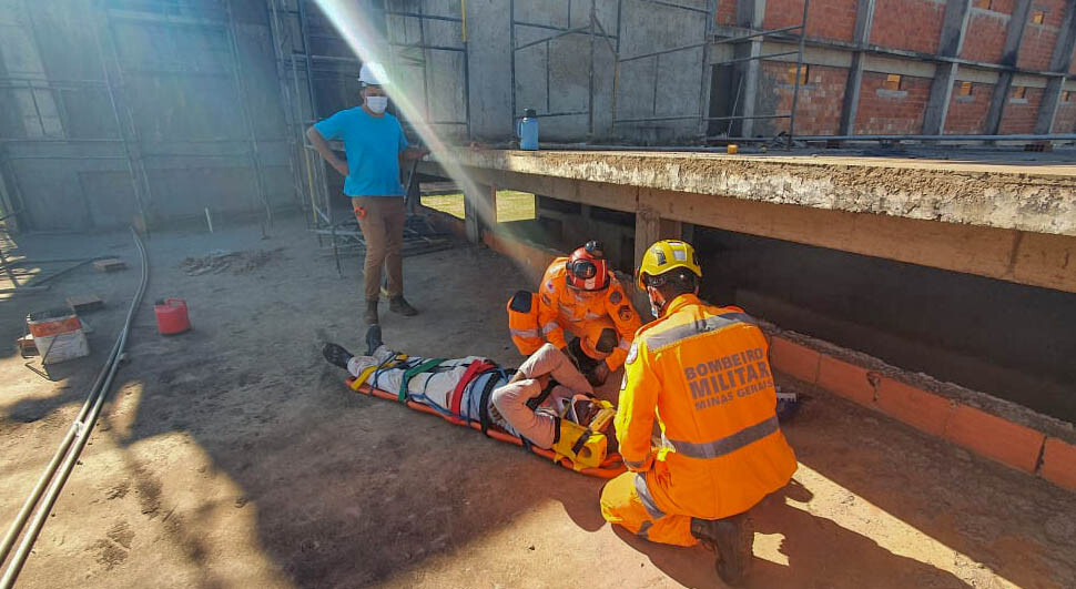 Trabalhador estava em uma altura aproximada de metros e foi resgatado pelos Bombeiros | Foto: Bombeiros/Divulgação