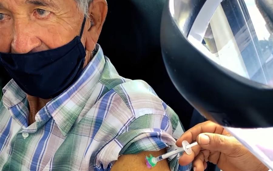Idoso é imunizado contra a Covid-19 em Ituiutaba