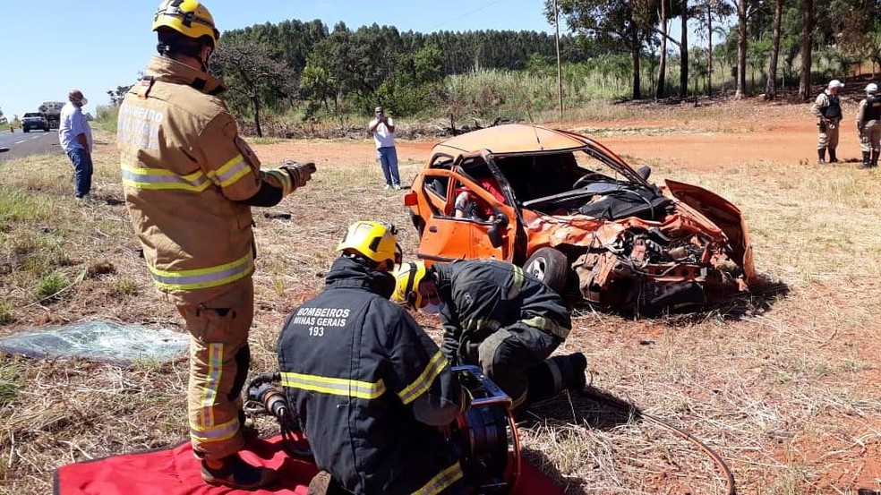 Carro que colidiu com caminhão na MGC-497 — Foto: Corpo de Bombeiros/Divulgação

