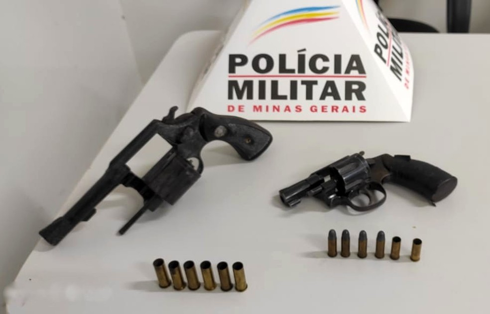 Policiais apreenderam dois revólveres e munições | Foto: Polícia Militar/Divulgação