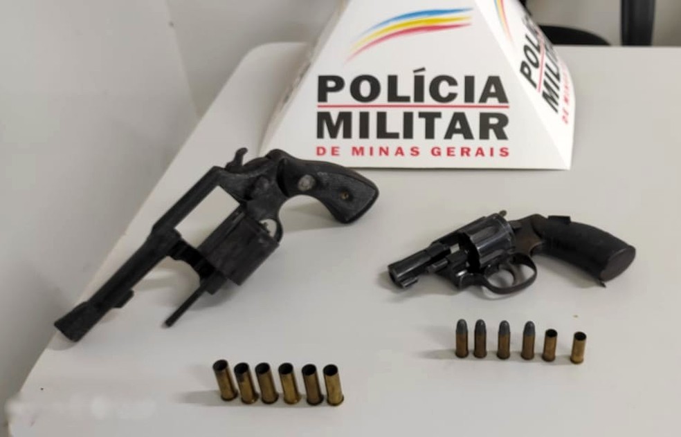 Policiais apreenderam dois revólveres e munições | Foto: Polícia Militar/Divulgação
