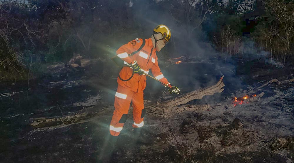 Bombeiro atua na contenção das chamas | Foto: Bombeiros/Divulgação