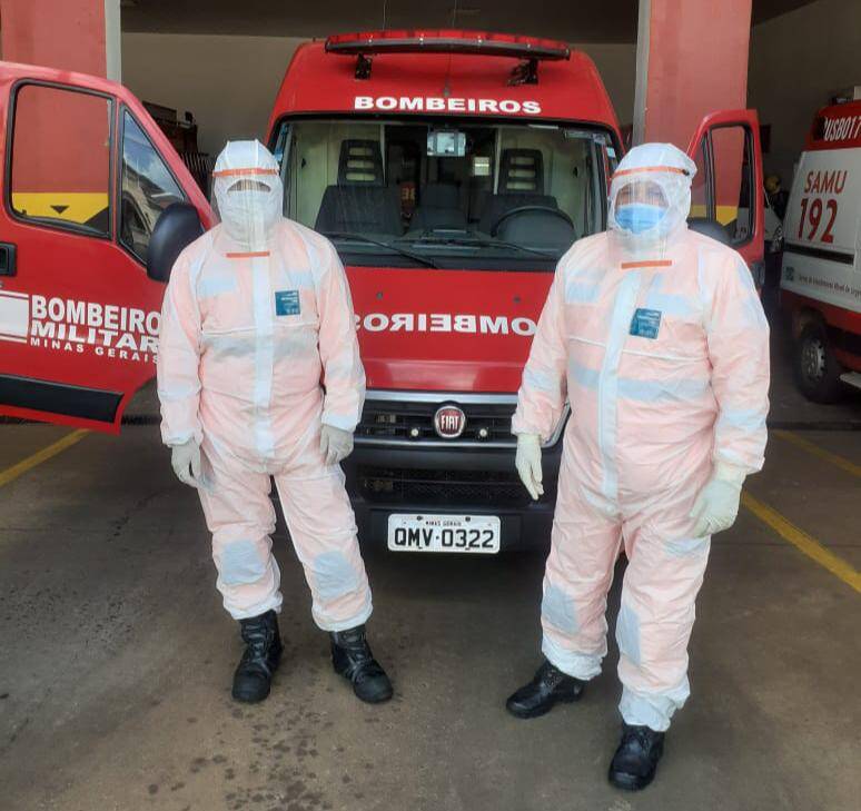 Bombeiros parametrizados para atender a ocorrência de pessoa infectada com o coronavírus | Foto: Bombeiros/Divulgação